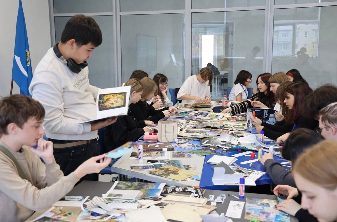 Студенты АГПК открыли «Вселенные Хлебникова»