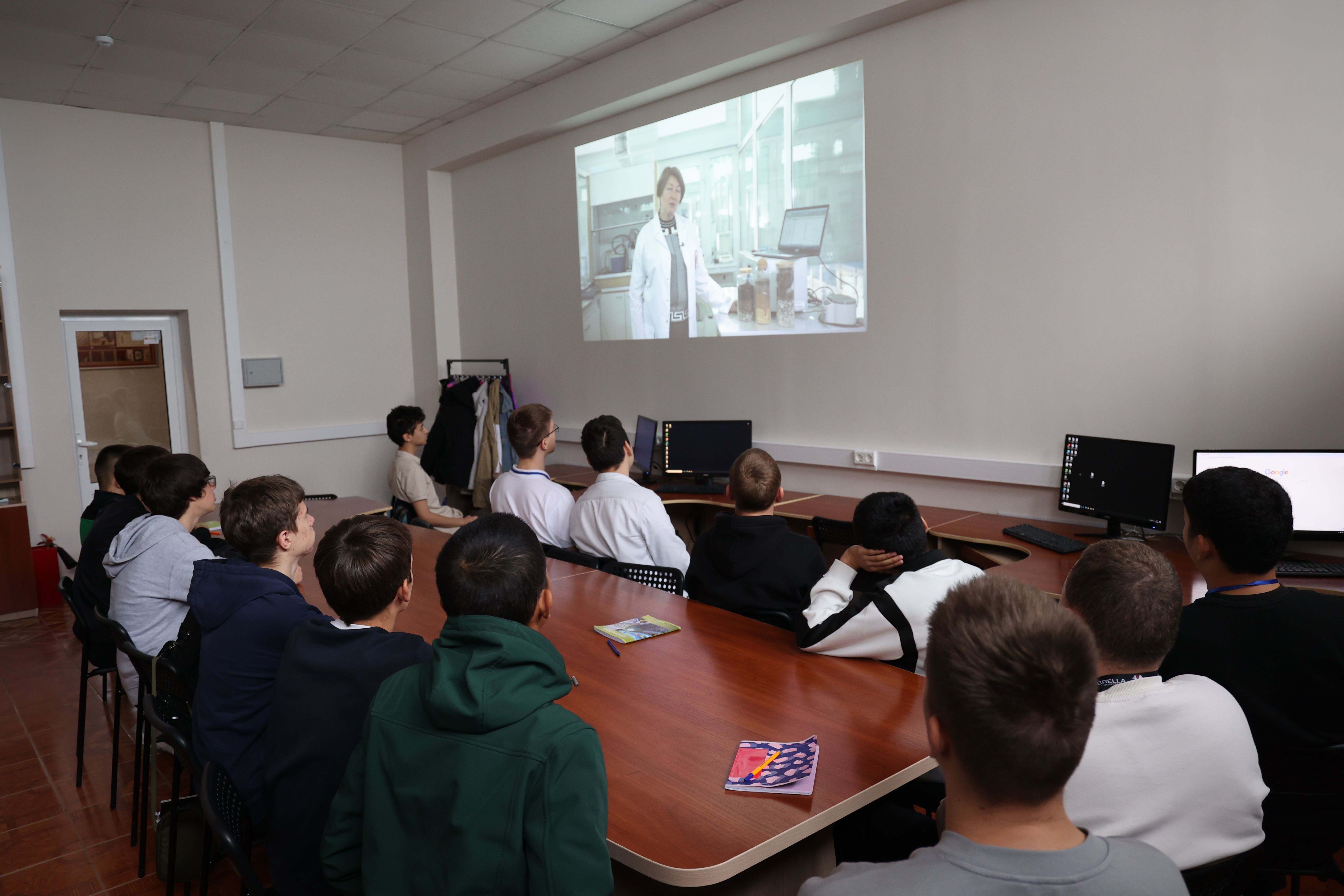 Выставка и документальный фильм о почве и экологии для студентов механического отделения